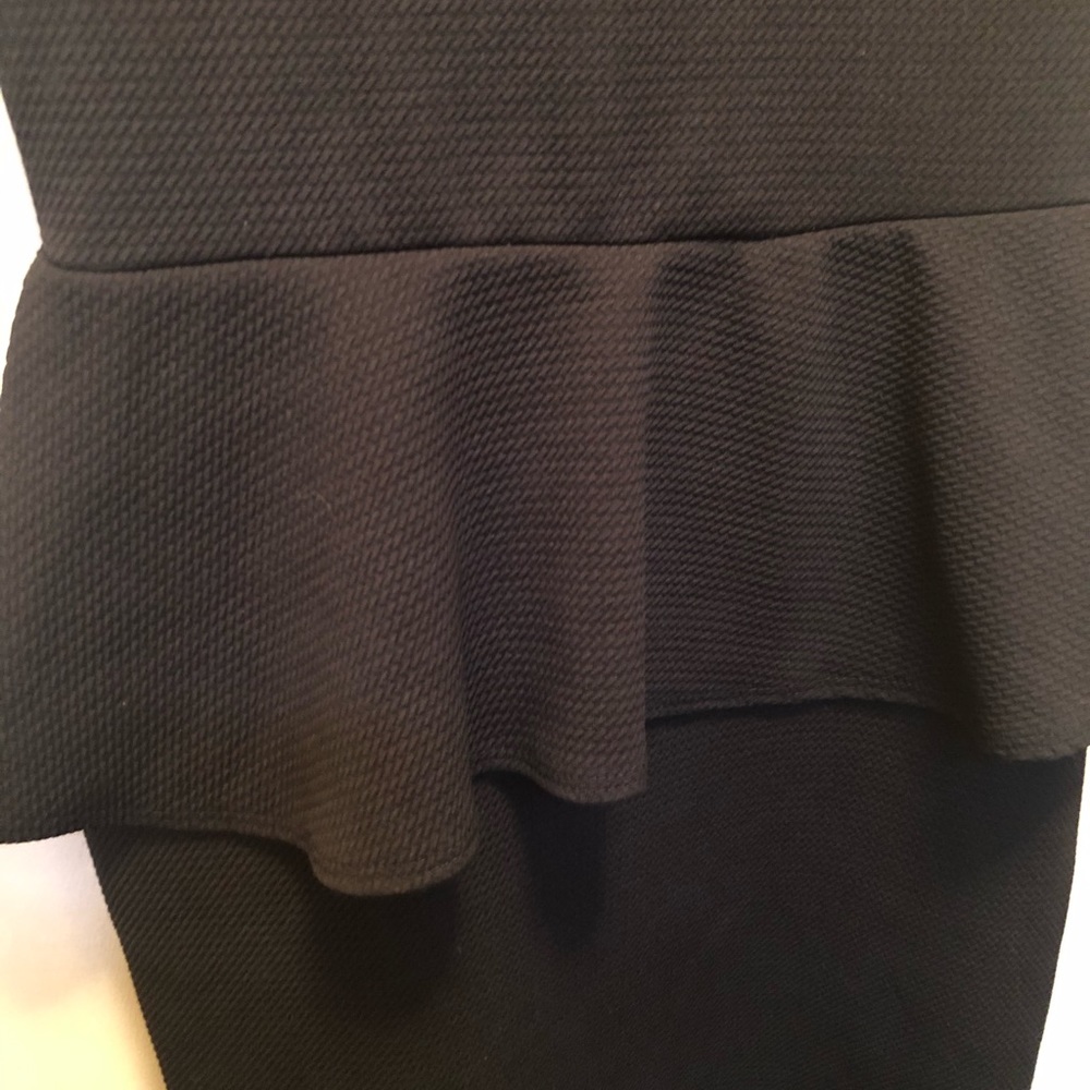 Adorable black dress with waist ruffle like - Picture 2 of 5